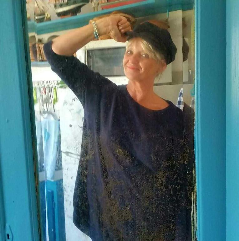 avec la casquette de marin de mon papa..la mer c est ma vie