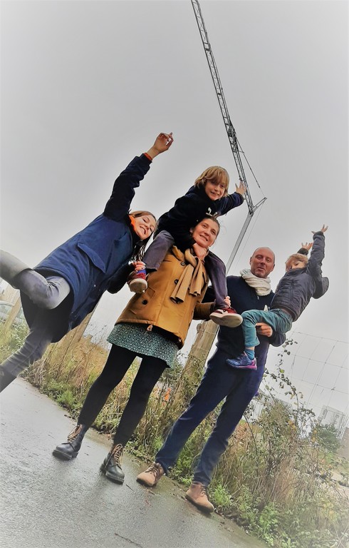 Devant la grue qui construira notre nouvelle maison, avant que les travaux ne commencent.
