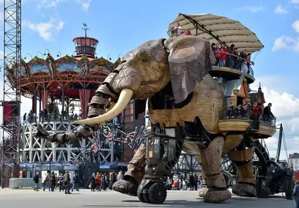 L'éléphant devant le grand carorussel des mondes marins (attraction exceptionnelle)