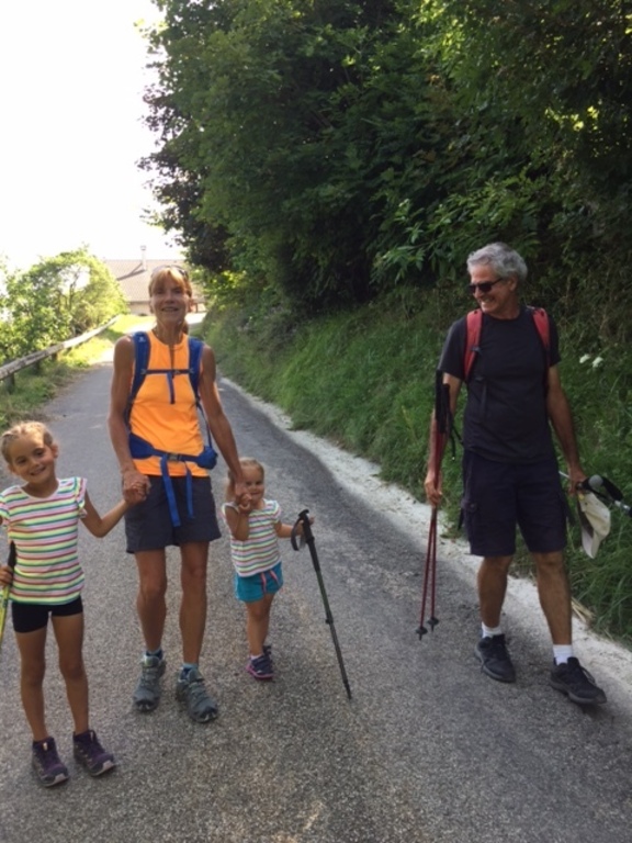 En randonnée avec nos petites filles 