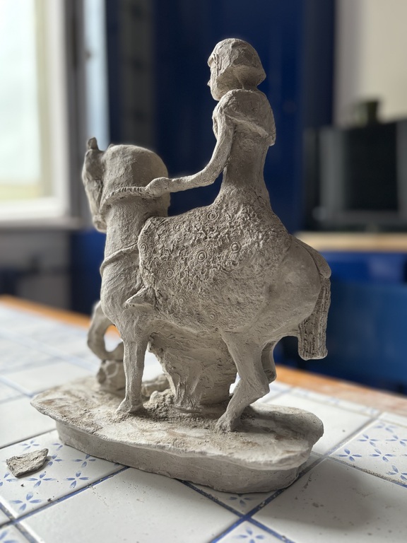 I am modeling scultpures that is why I cannot accept young children (under 7) at home. Sorry for that