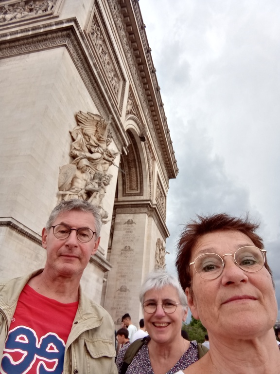 Nous sous l'Arc de Triomphe à Paris
