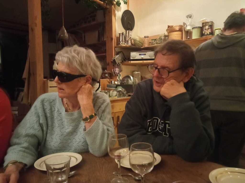 ... et en pleine réflexion, invités chez leur fille...