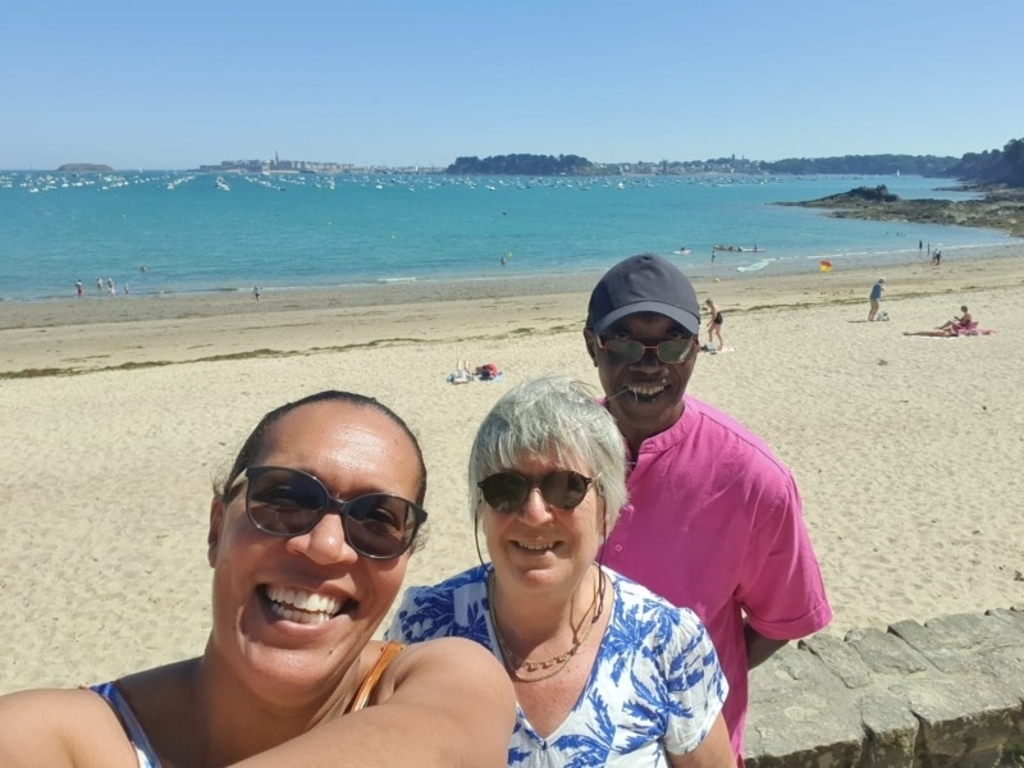 Nous deux et notre fille sur une plage l'été