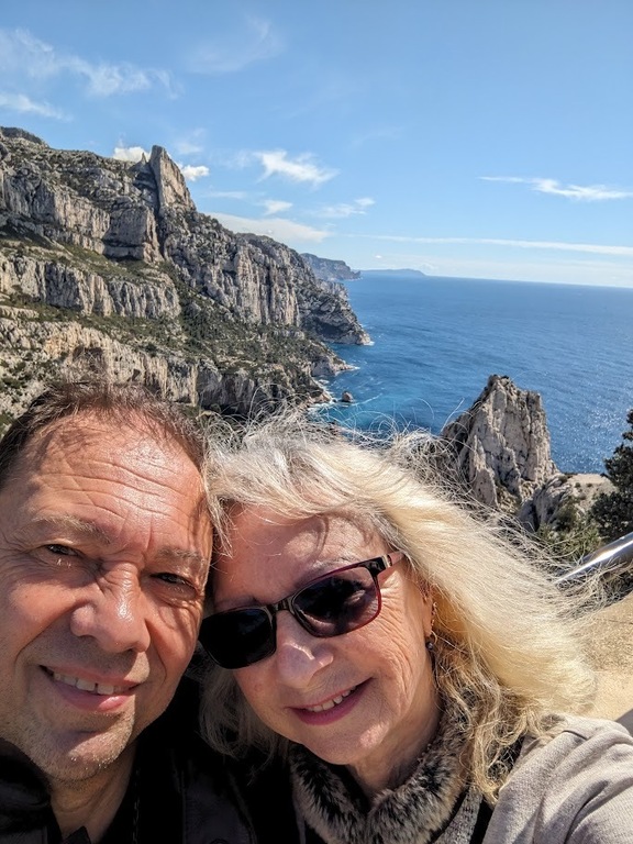 Nous, sur le Belvédère... à Marseille.
Peut se faire en bus + sentier forestier à travers les calanques