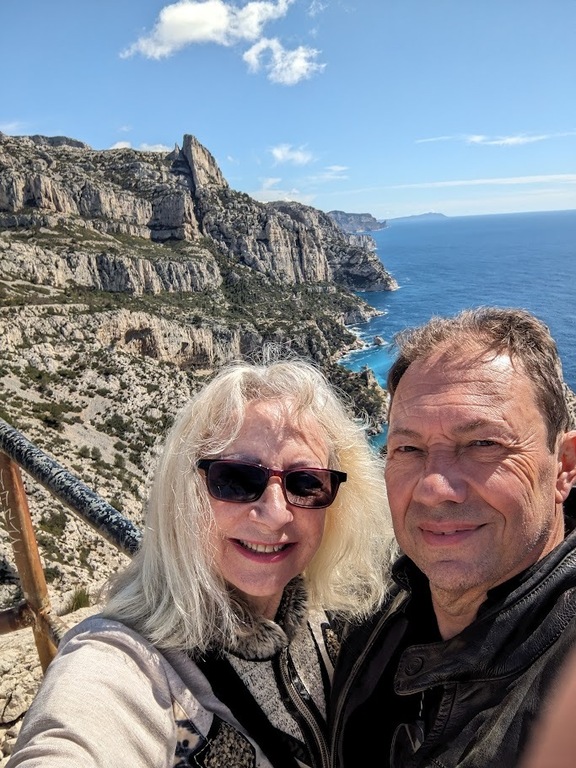 Avec en fond... Marseille... Le" Belvédère"".. Qui peut se faut en bus puis chemin forestier à travers les calanques... 