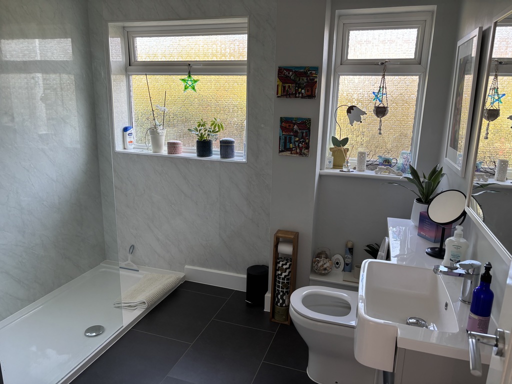 Main bathroom & shower