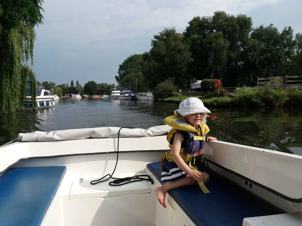 Local (Beccles) boat hire in the Waveney Valley (Broads national park)