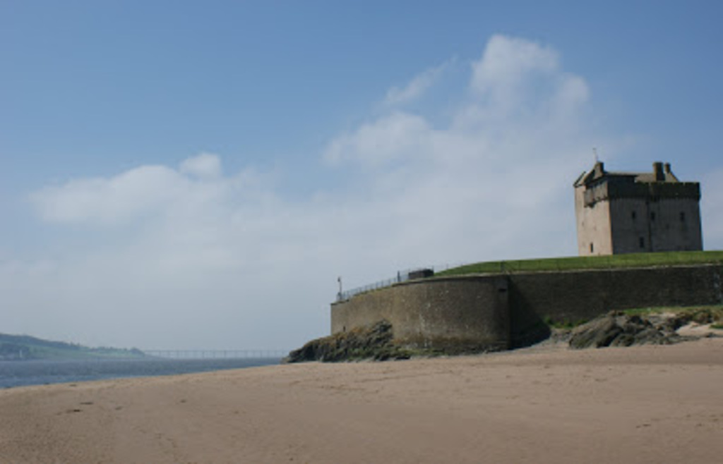 Broughty Ferry's sandy beach and castle (10 min away)