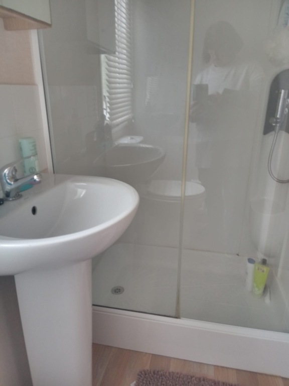 Main bathroom incl shower