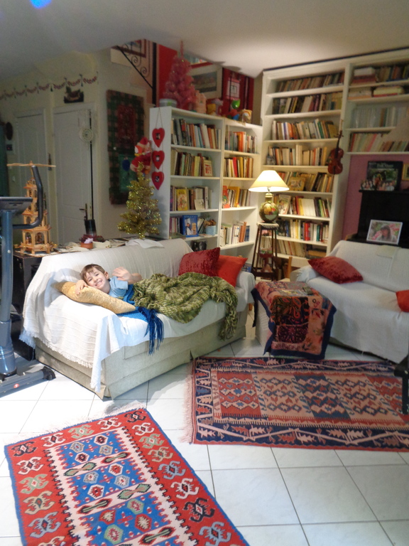 tv,libraries,kitchen,wc,laptop area,laundry, children playground!!!!haha...all at  ground floor!