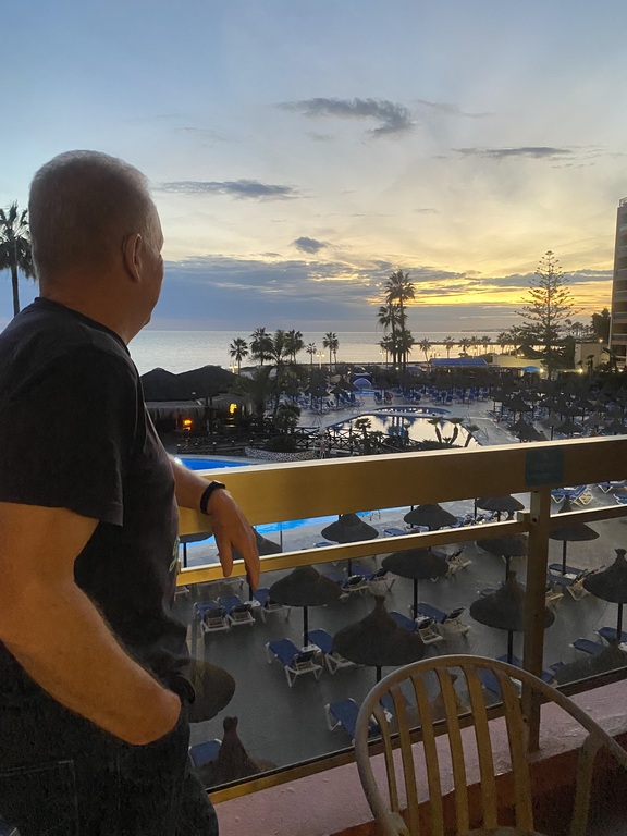 Des enjoying the sunset