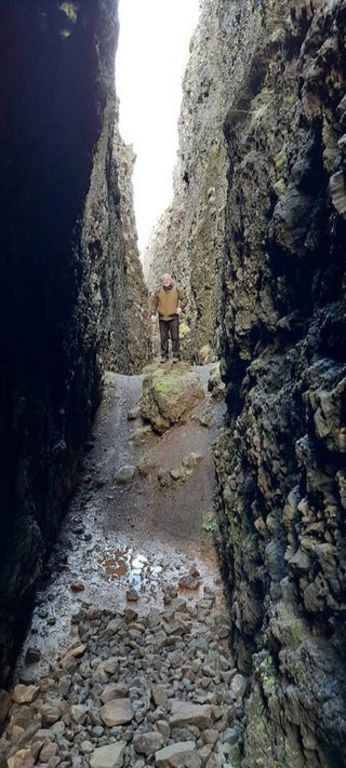 Lambafellsgjá the narrow dark path | Hit Iceland