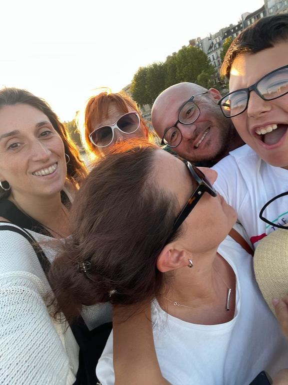 Nonna con figli e nipote a Parigi