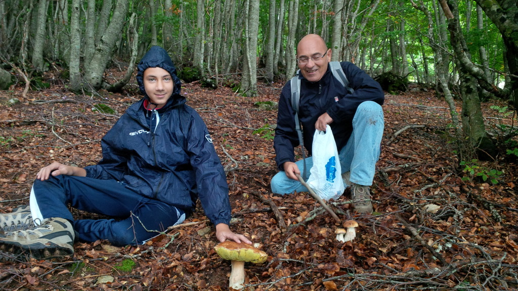 Mario e zio Marcello. Funghi in Sila ! Mario and uncle Marcello. Mushrooms in Sila!