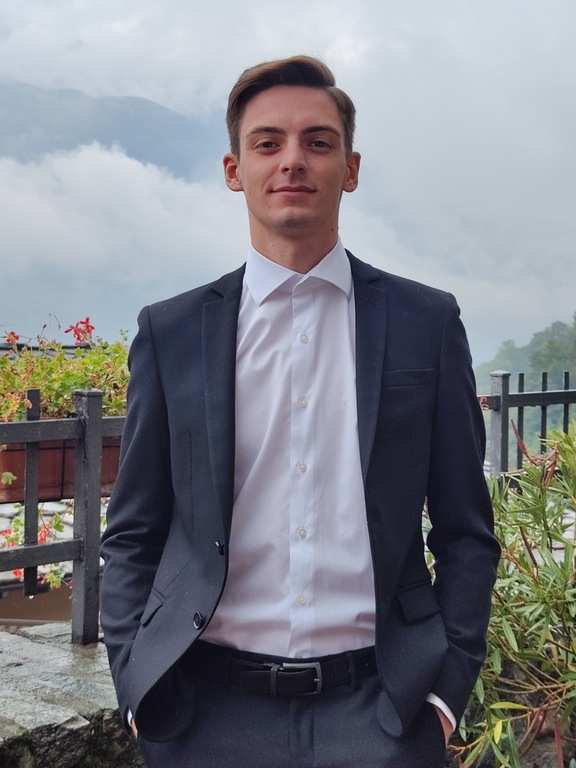 Nostro figlio Adriano, di solito non viaggia più con noi