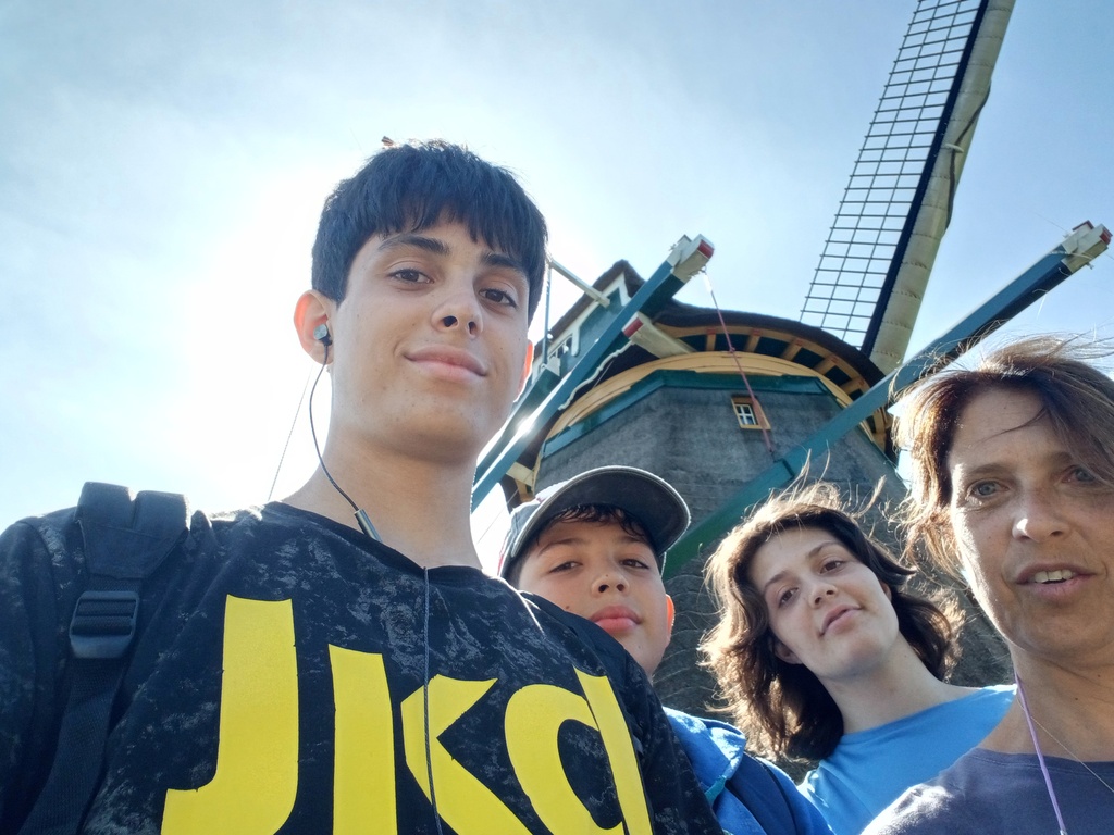 Il nostro primo scambio in Olanda, mulino a vento nello sfondo - our first exchenge in the Netherlands, a windmill in the back