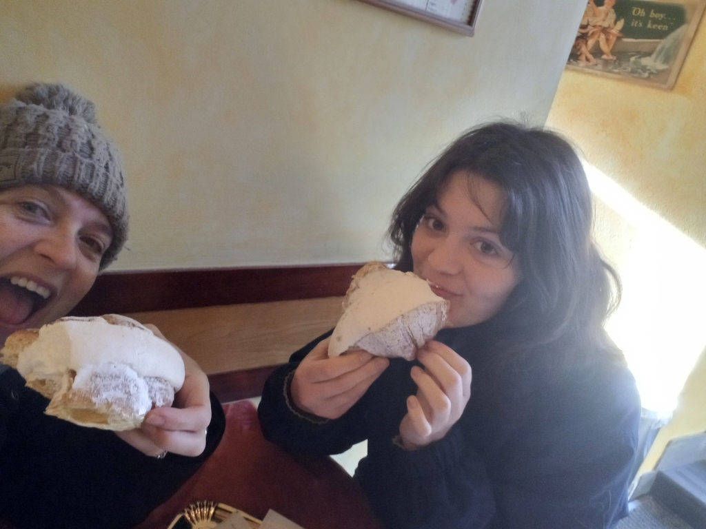 Giulia e Margherita mangiano un maritozzo con la panna, gen 2024 - Giulia and Margherita having a wonderful breakfast, jan 24