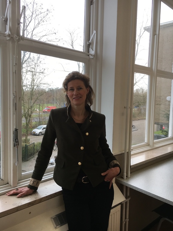 Ineke op haar werk op school