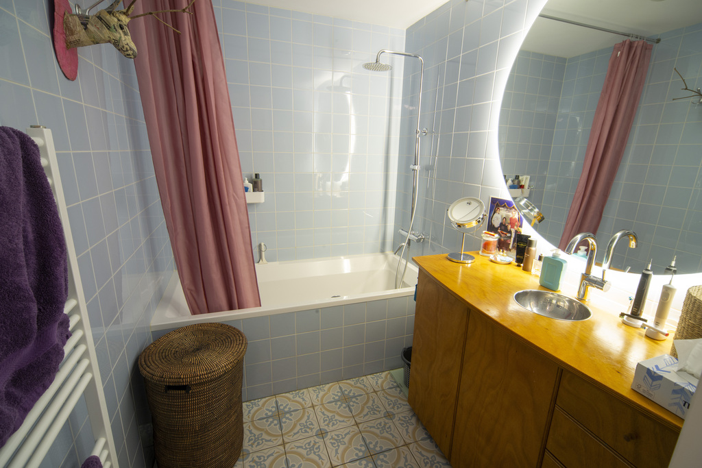 
Bathtub with shower and custom built wooden cabinet for towels, dish towels, hair dryer, etc.
2 x 2,5 m