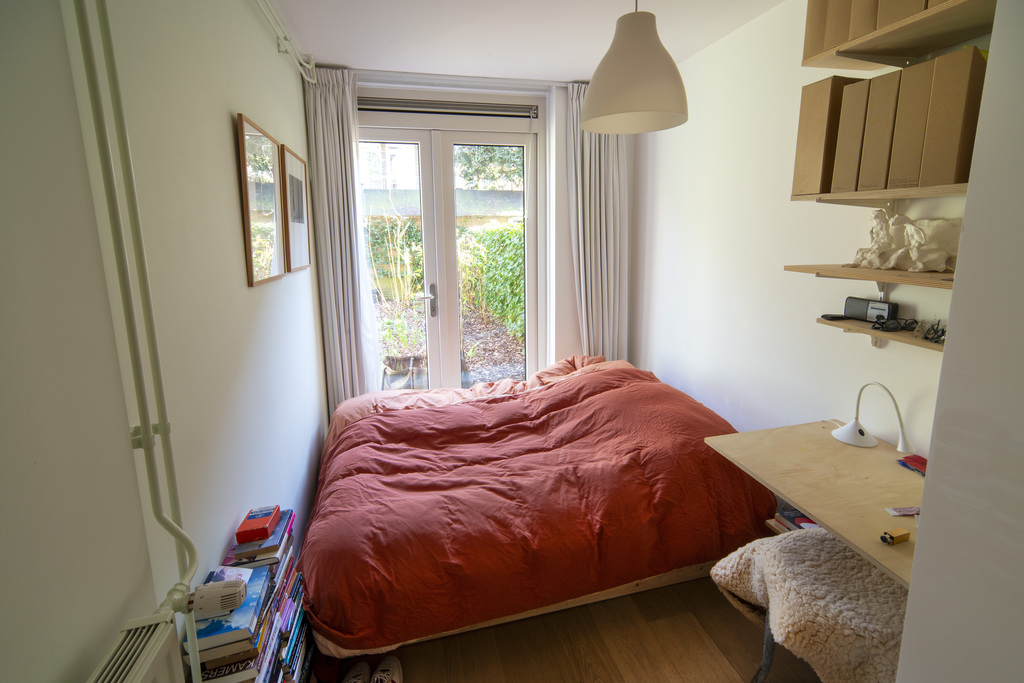 Dorm room 4 x 2,5m2, next to the garden.