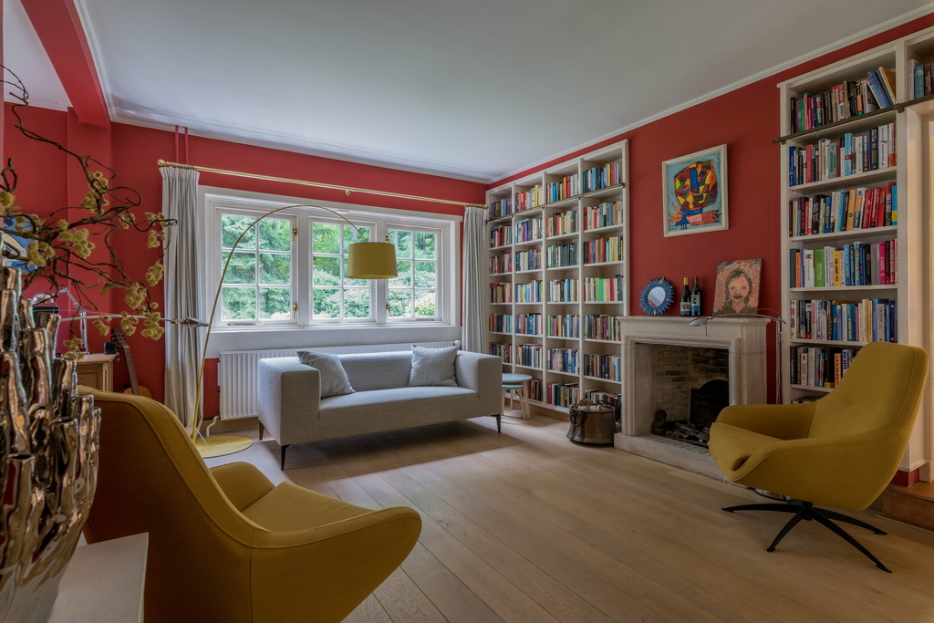 Dit is onze bibliotheek, deze grenst aan de keuken via glazen, openslaande deuren