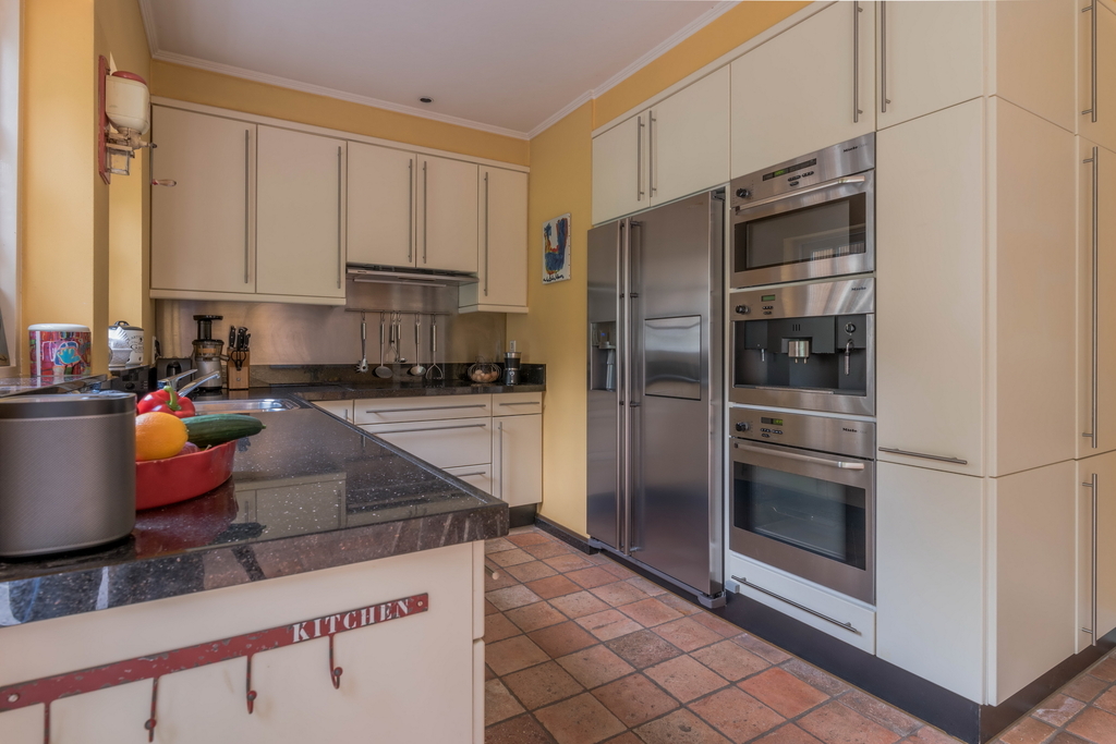 Dit is de keuken. Met oven, magnetron, afwasmachine en een inductie kookplaat. 