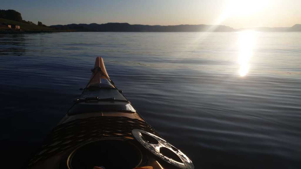 You are free to use my kayak with all necessary equipment, including roof mounting for car.