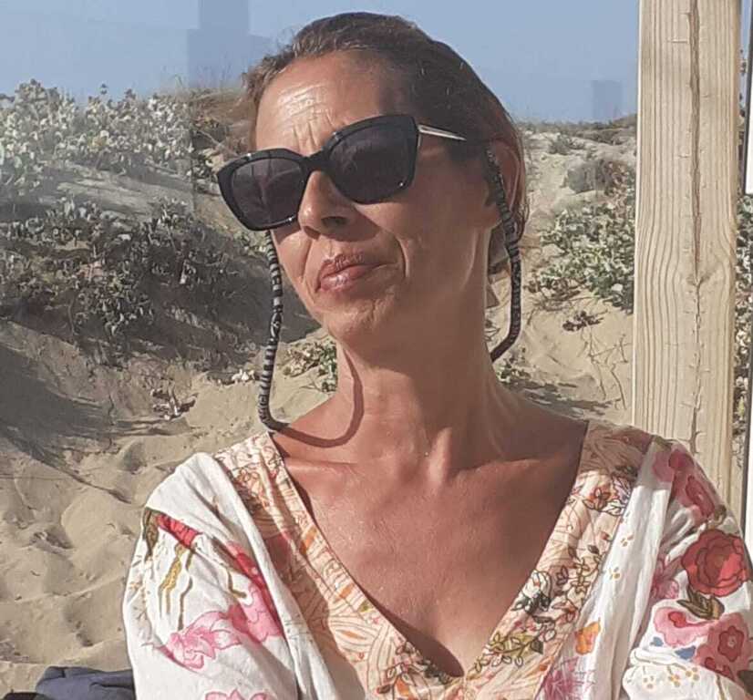 Na esplanada do restaurante/ bar Chakall, praia do Areal