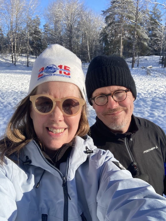 Vi åker både längdskidor och slalom. 