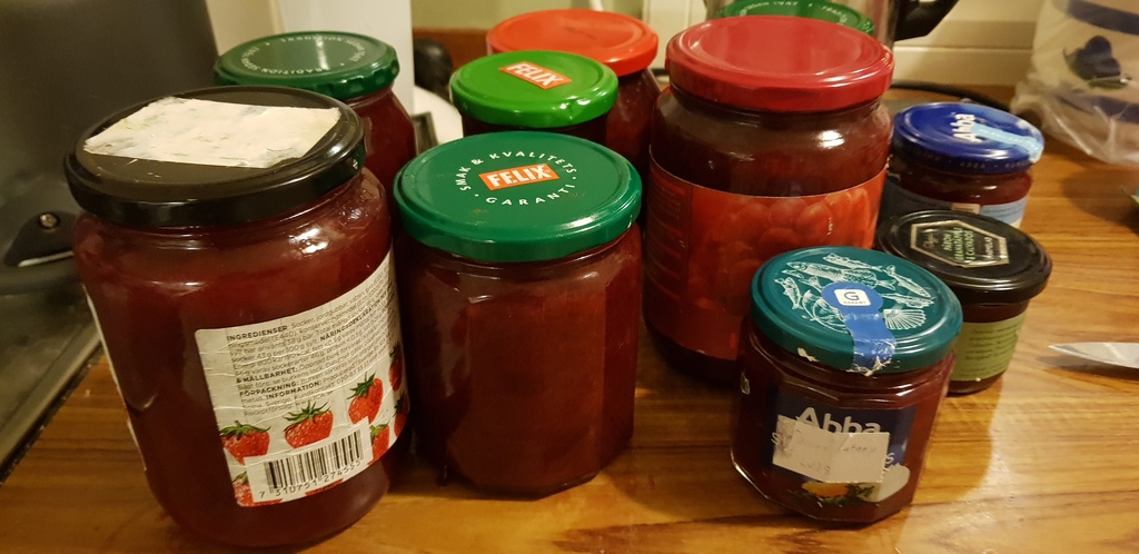 We love to produce jam and marmalade, juice and other things from the fruit and berries in our garden. You are welcome to taste.
