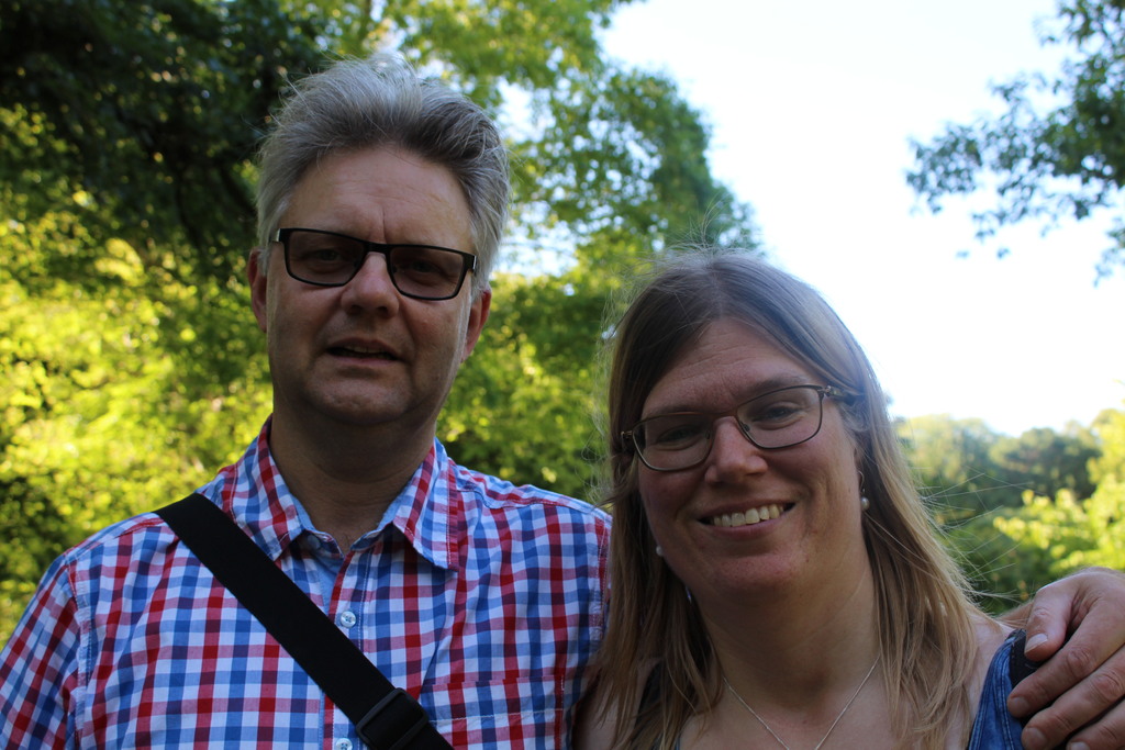 Micke och Kerstin in the botanic garden in Visby