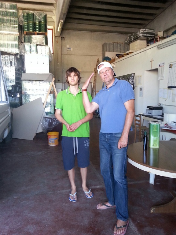 Bengt and Theo bying oliveoil
