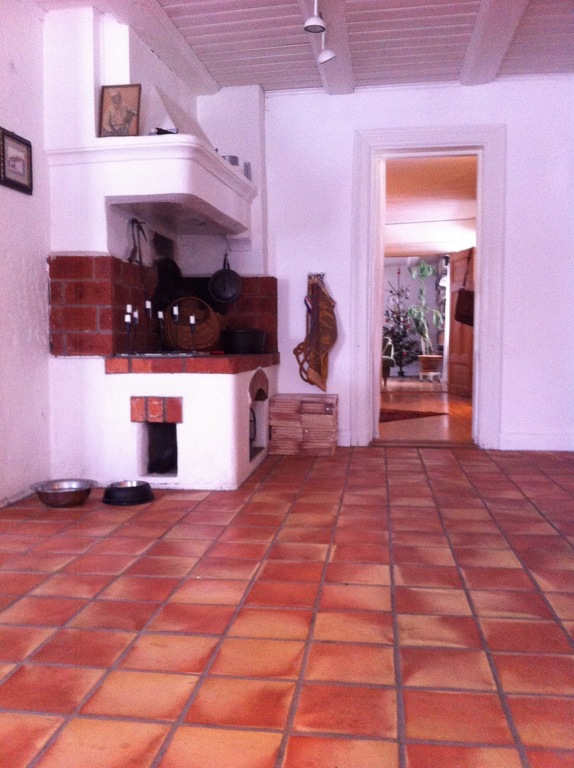 The kitchen is modernly equipped but with details from 1752 when the house was built.