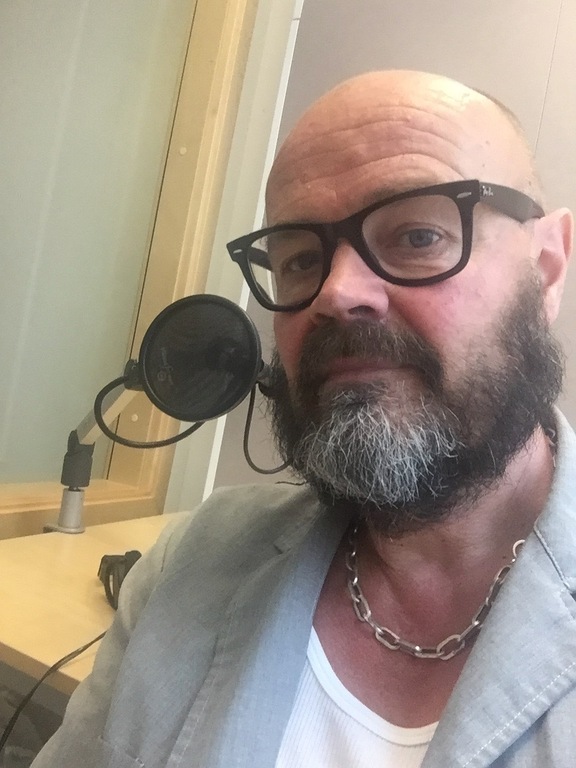 I am a writer and radioproducer.