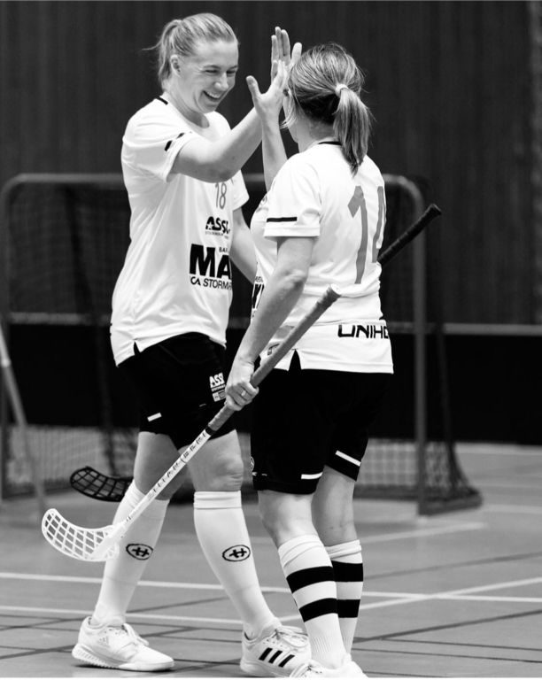 Annie playing floorball (Innebandy)