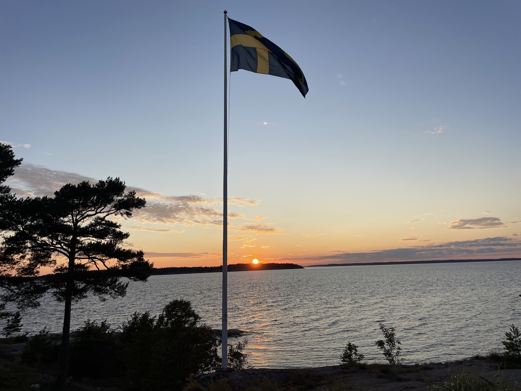 Solnedgång tycker vi är magisk . Speciellt när man ser den vid havet 
