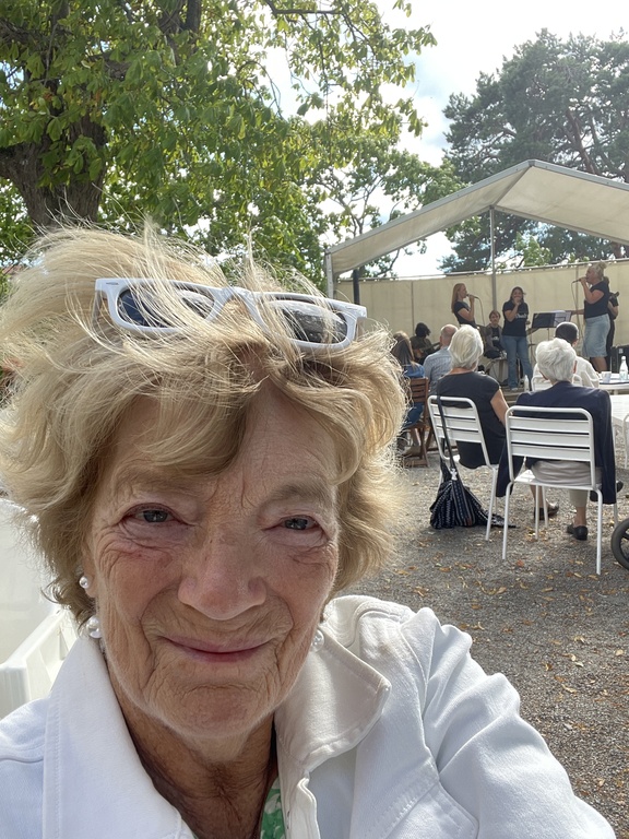 Vi går ofta på teater utomhus , koncertdr och älskar musik 