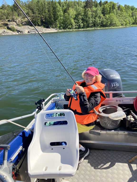 Tyvärr är det numera svårt att hitta fisk som inte är förgiftad . Men att fiska och äta strömming är ett nöje 