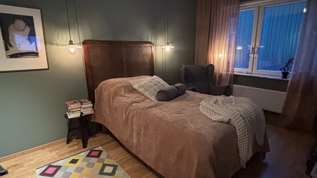 Master bedroom, bed 140 cm. Window facing my small garden area, quiet and limited insight.