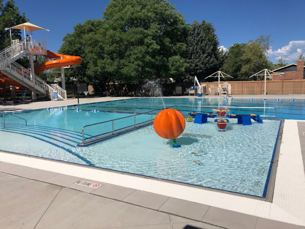 Ben Franklin Public Pool- walking distance. 